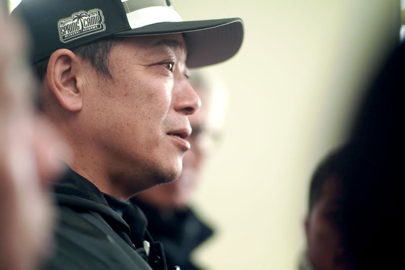 取材に応じる千葉ロッテ・サブロー監督＝都城