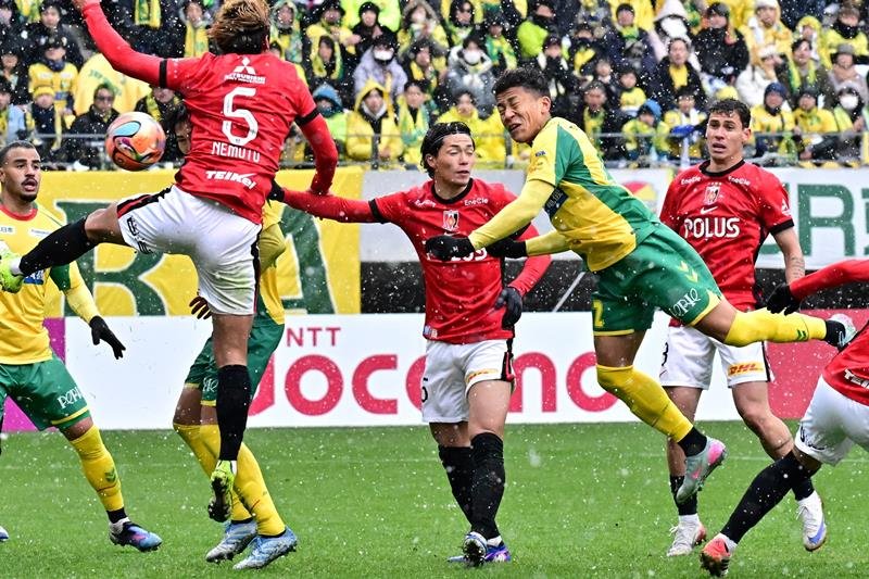 千葉―浦和　後半、ＣＫからヘディングシュートを放つ千葉・イサカ（右から２人目）＝フクアリ

