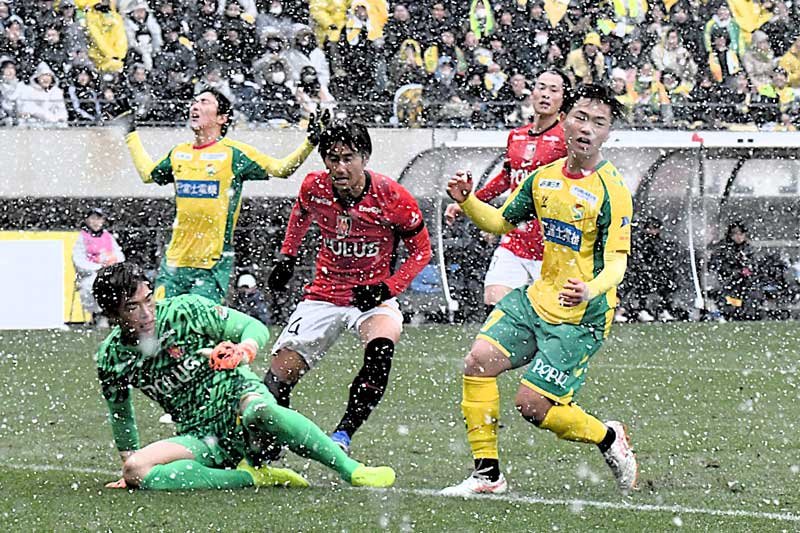 千葉―浦和　前半、姫野（右）がシュートを放つもＧＫ西川（左）に阻まれる＝フクアリ