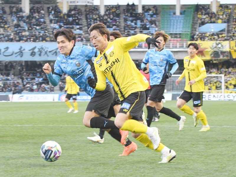 後半、競り合う柏・中川＝Ｕ等々力