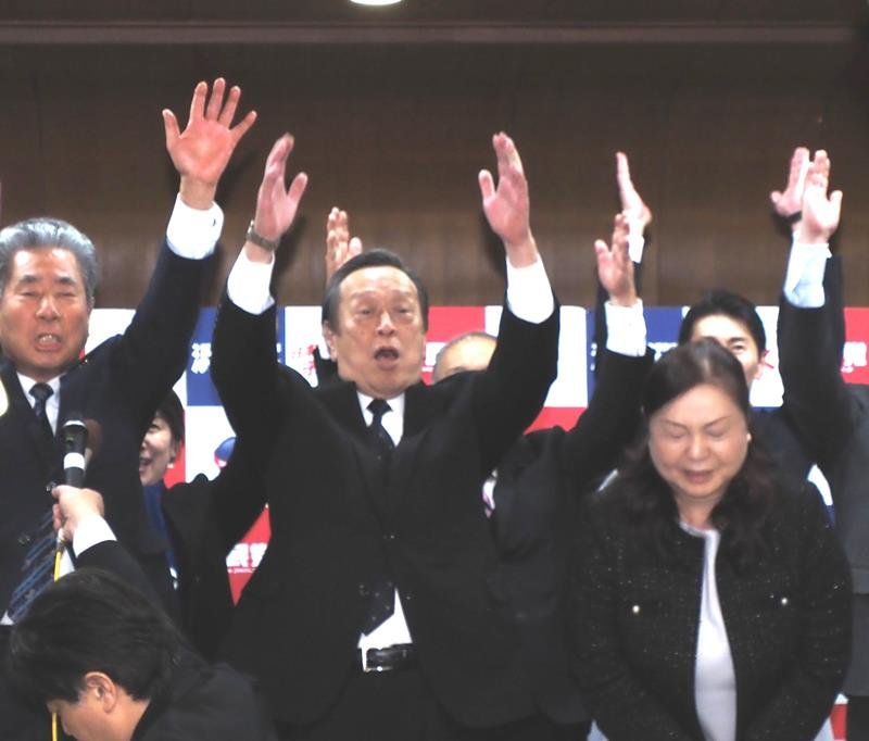 当選を決め万歳をする自民党の浜田氏＝８日、木更津市
