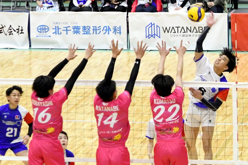 千葉―埼玉Ａ　第１セット、スパイクを放つ千葉・松下（右）＝ＹｏｈａＳアリーナ