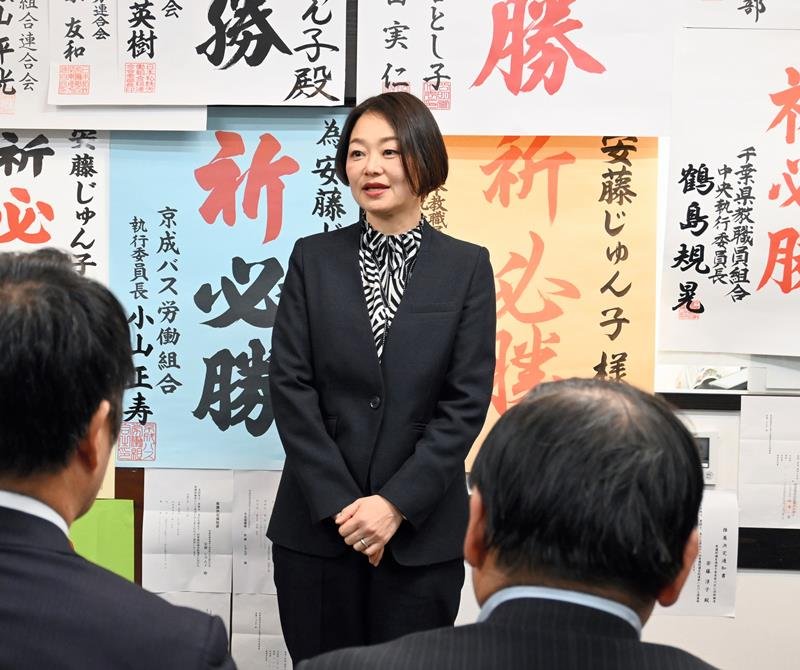 集まった支援者や地方議員を前に、敗戦の弁を述べる中道改革連合の安藤氏＝８日、松戸市
