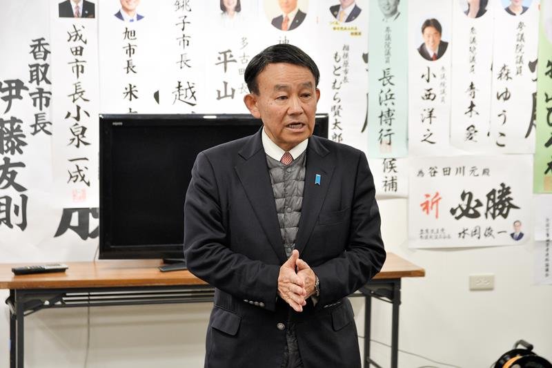 敗戦の弁を述べる中道改革連合の谷田川氏＝８日、香取市
