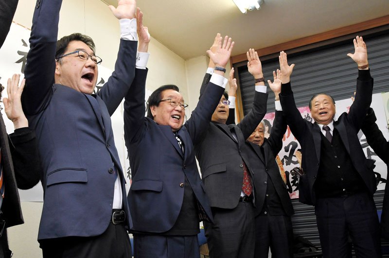 支持者と勝利を祝う渡辺氏（左から２人目）＝８日、松戸市
