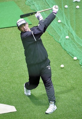 アーリー打撃練習で打ち込む千葉ロッテ・池田＝都城
