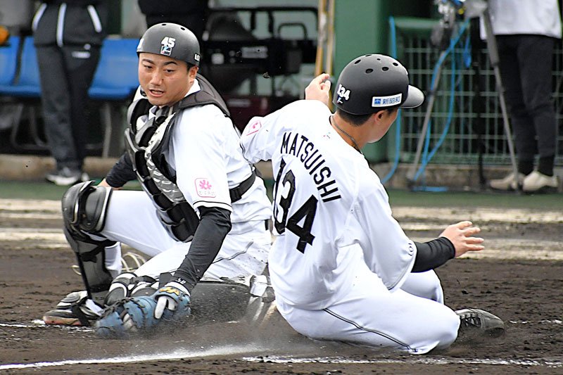 宮崎県都城市で１軍の春季キャンプを行っていたプロ野球千葉ロッテマリーンズは１１日、１次キャンプを打ち上げた。最終日は実戦形式の練習を行い、本塁上のクロスプレーもあった、捕手植田（左）と走者松石