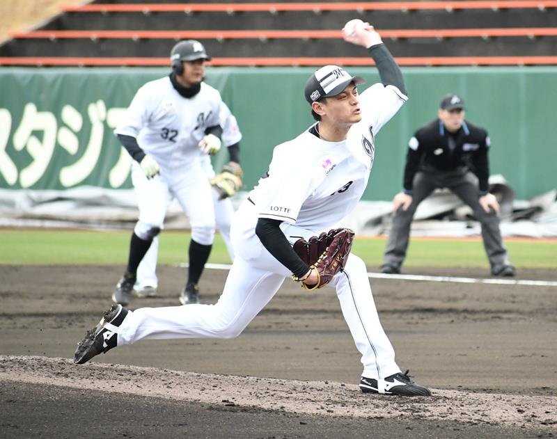 実戦形式の練習で力投する千葉ロッテ・毛利＝１１日、都城