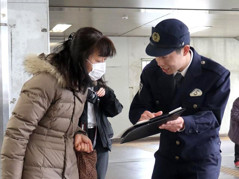 ２９年前の強盗殺人事件を説明し、情報提供を呼びかける千葉東署員＝１３日、千葉市若葉区のＪＲ都賀駅