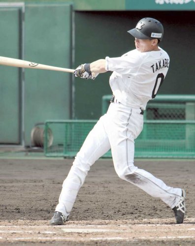 打撃練習で好調さをアピールする千葉ロッテ・高部＝糸満