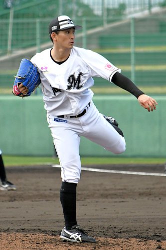 実戦形式の打撃練習に登板した千葉ロッテ・小島