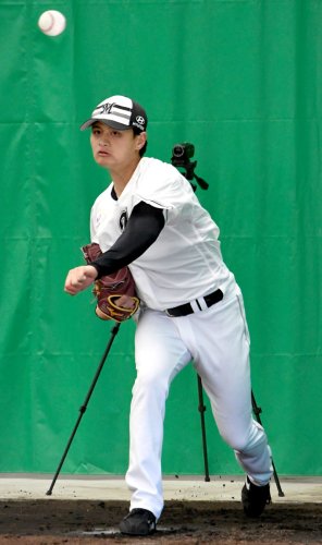 ブルペンで投げ込む千葉ロッテ・毛利