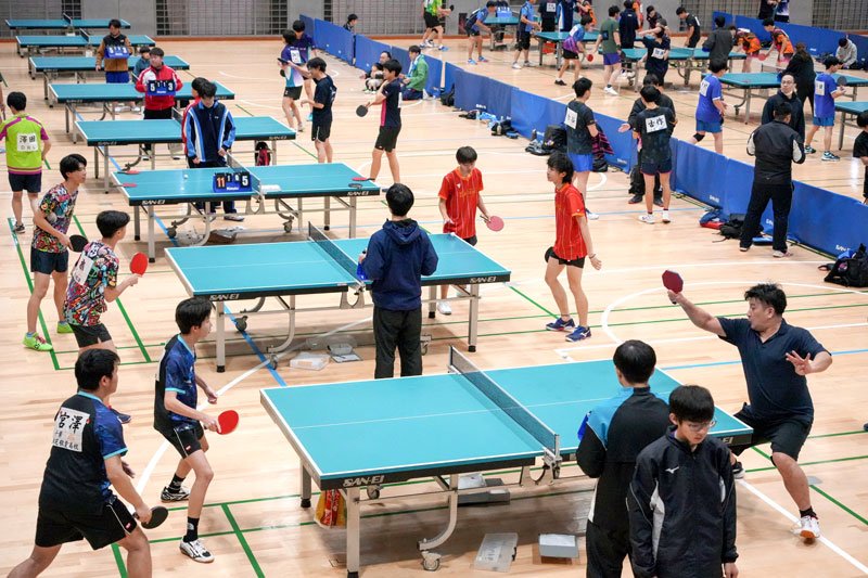 白熱したラリーを交わす選手たち＝旭市総合体育館