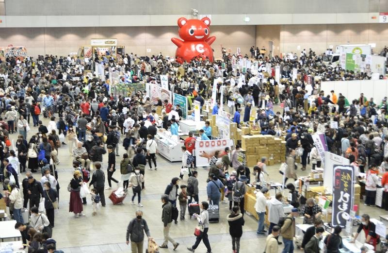 「きやっせ物産展」で、買い物を楽しむ来場者ら＝１５日、千葉市美浜区の幕張メッセ
