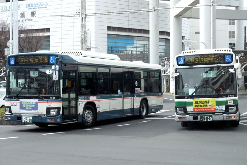 ＪＲ千葉駅前を走行する路線バス＝千葉市中央区
