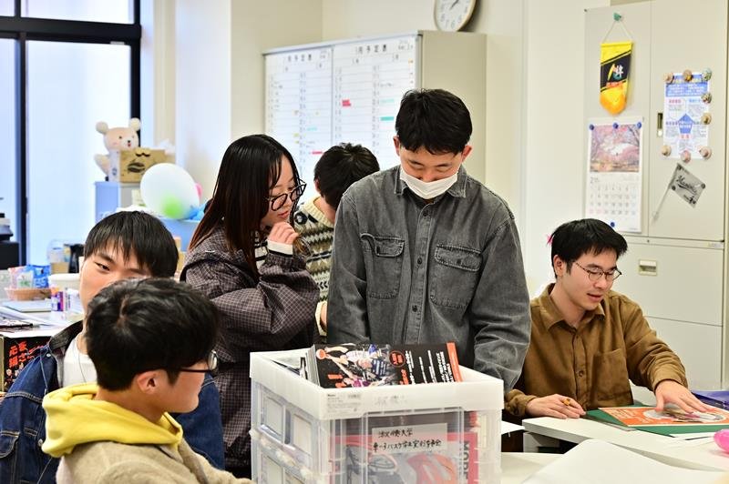 準備にあたる淑徳大学の学生＝１９日、千葉市中央区の淑徳大学
