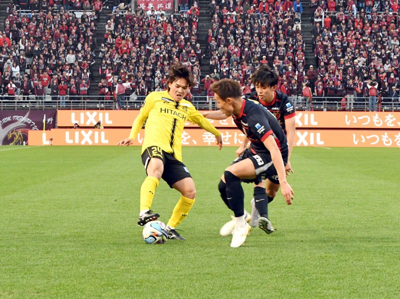 鹿島―柏　後半、競り合う柏・久保＝メルスタ