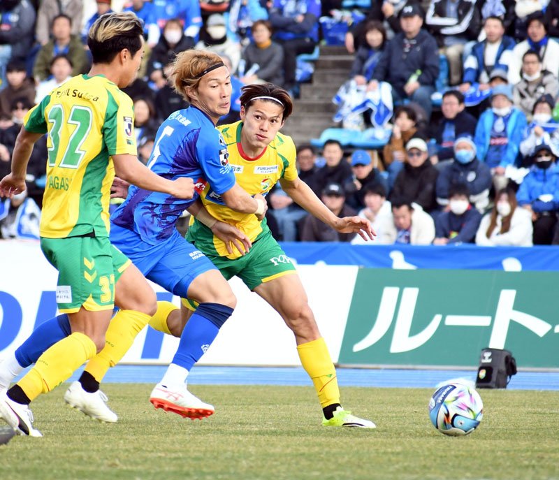 後半、競り合う千葉・津久井（右）＝Ｋｓスタ