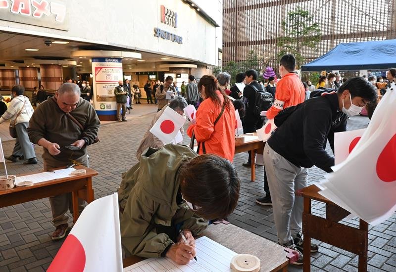 天皇誕生日を祝おうと開かれた記帳会＝２３日、千葉市中央区
