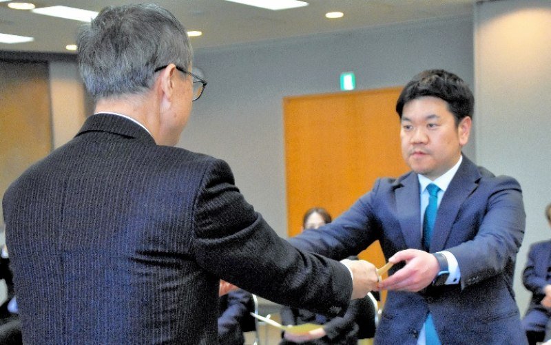 菊地委員長から当選証書を受け取る田宮氏＝１０日、千葉県庁