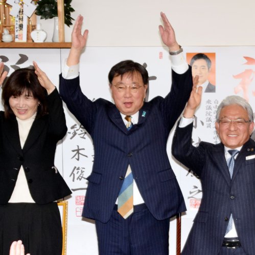 当選を決め万歳をする自民党の松野氏＝８日、市原市