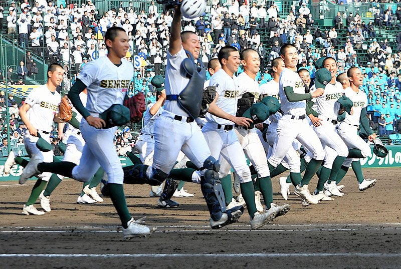 選抜高校野球準々決勝で山梨学院に勝利し、初の４強進出を決めた専大松戸ナイン＝２７日、兵庫県西宮市の甲子園球場