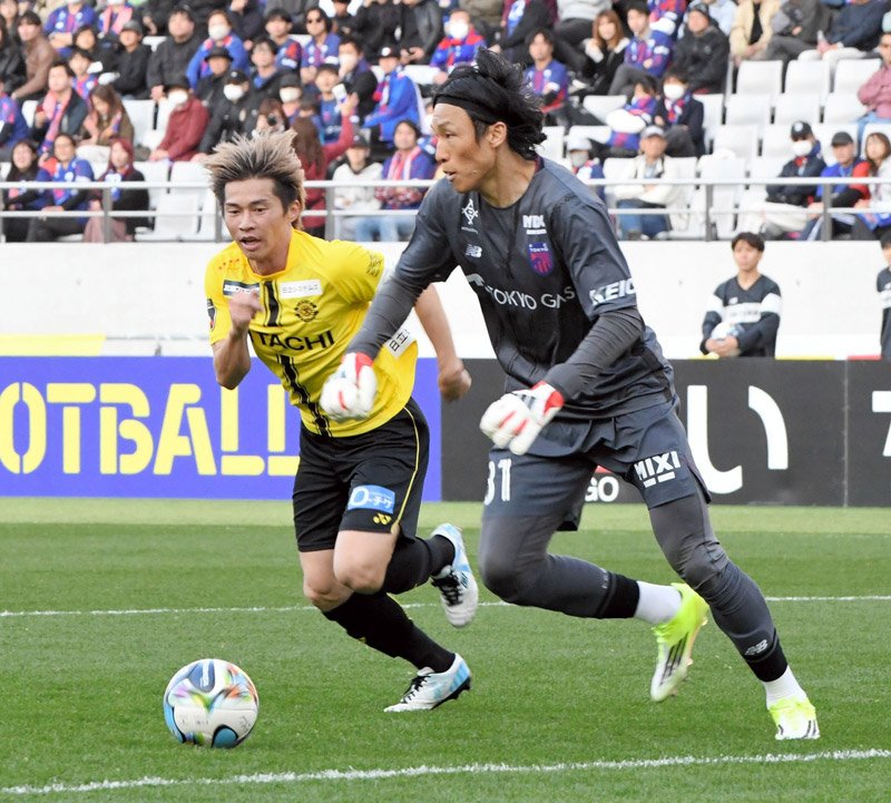 ＦＣ東京―柏　後半、ゴール前でボールを追う柏・瀬川（左）。ＧＫ金承奎＝味スタ