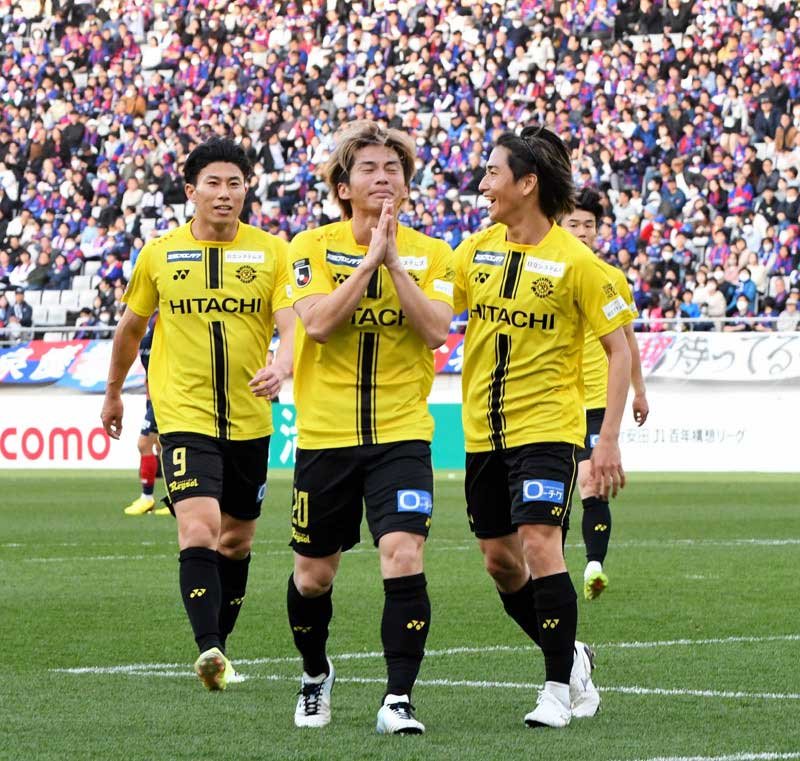 ＦＣ東京―柏　後半、得点を決め合掌して感極まる柏・瀬川（中央）＝味スタ