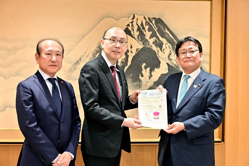 神谷市長（右）にガイドブックの説明をした千葉行政相談センターの花井光所長（左）と総務省の大槻大輔大臣官房審議官＝６日、千葉市役所