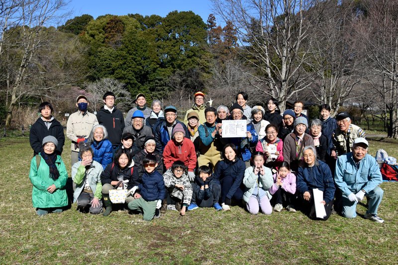 地域再生大賞の優秀賞受賞を喜ぶ下田の杜里山フォーラムのメンバーら＝柏市