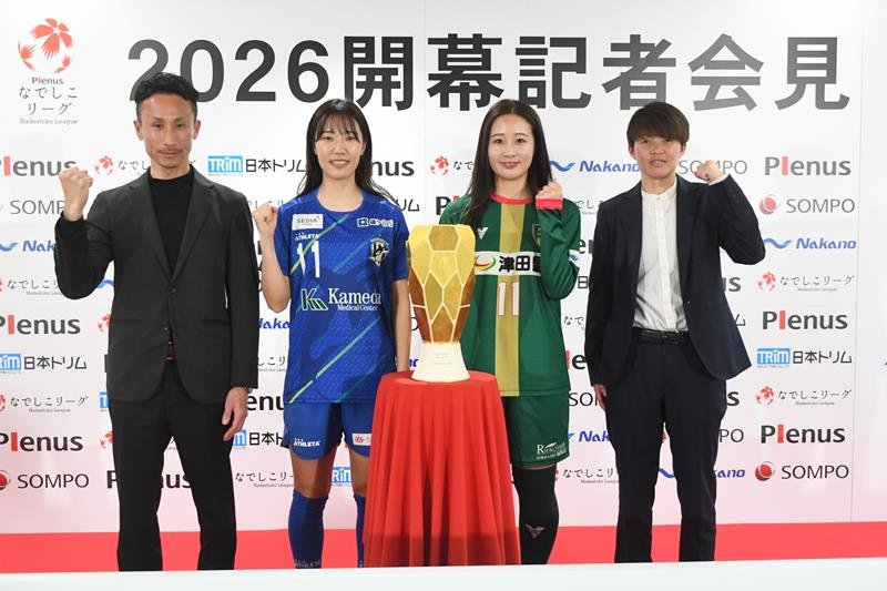 記者会見に出席した（右から）ボンズ市原レディースの落合監督、村上主将、オルカ鴨川の河野、石田監督＝東京都内
