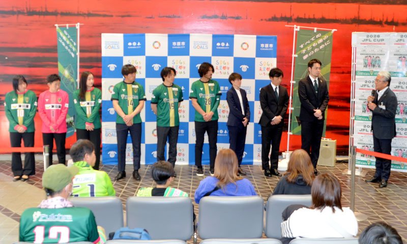 ＶＯＮＤＳの監督・選手らを激励する小出市長（写真右）＝１２日、市原市役所