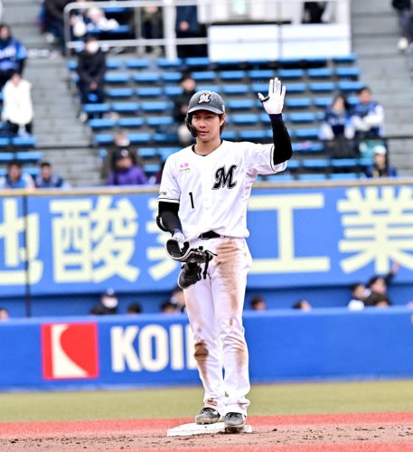 西武戦の７回、勝ち越しの二塁打を放った千葉ロッテ・藤原＝ＺＯＺＯマリン
