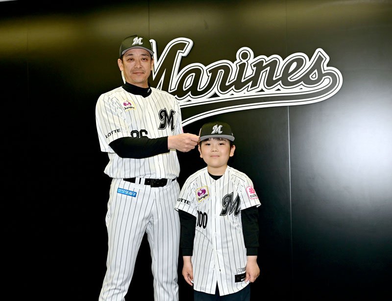 記念写真撮影に応じる千葉ロッテ・サブロー監督（左）と赤木陽音さん＝１５日、千葉市美浜区のＺＯＺＯマリンスタジアム