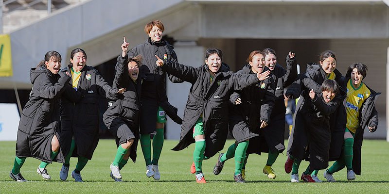 千葉―マイナビ仙台　ＰＫ戦の末に勝利し駆け出す千葉イレブン＝１５日、フクアリ