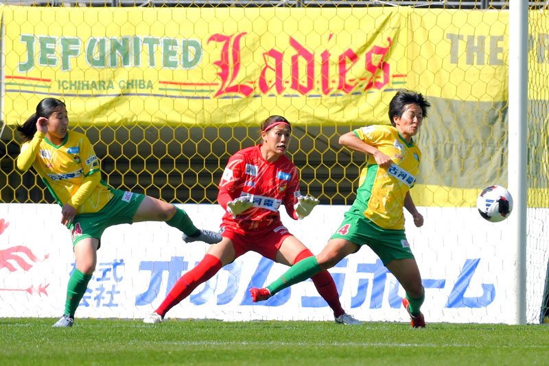 千葉－マイナビ仙台　前半、シュートを止めた千葉・ＧＫ田中桃（中央）