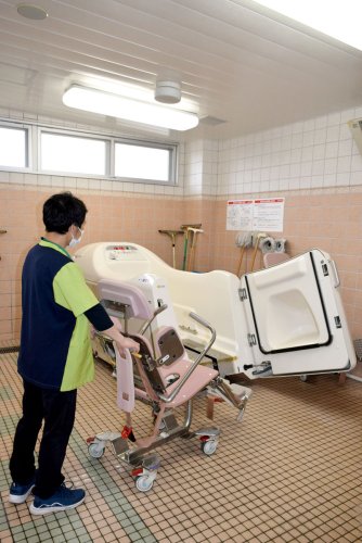 車いすのまま入浴できる浴槽＝船橋市の特別養護老人ホーム「三山園」