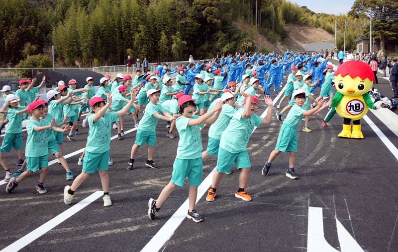 開通前の道路でダンスを披露して通り初めをする児童生徒＝旭市
