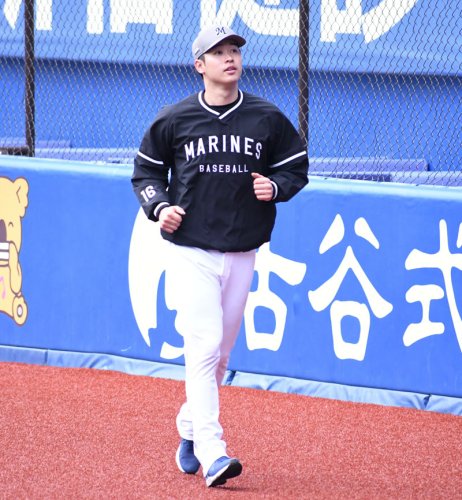 １８日の試合前練習でランニングする千葉ロッテ・種市＝ＺＯＺＯマリン