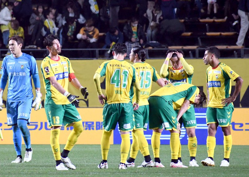 千葉―ＦＣ東京　１―２で敗れ、悔しがる千葉イレブン＝フクアリ
