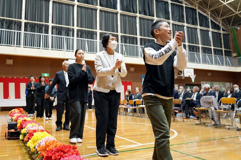 明るい曲調の興津小音頭を踊る児童や出席者ら＝２０日、勝浦市立興津小