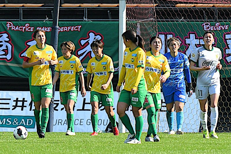 千葉―日テレ東京Ｖ　後半４５分、勝ち越し点を許して肩を落とす千葉イレブン＝フクアリ