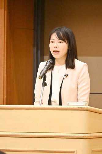 県連代表に就任しあいさつする小林さやか参院議員＝２２日午後、千葉市中央区
