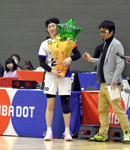 引退のセレモニーで花束を受け取る杉崎