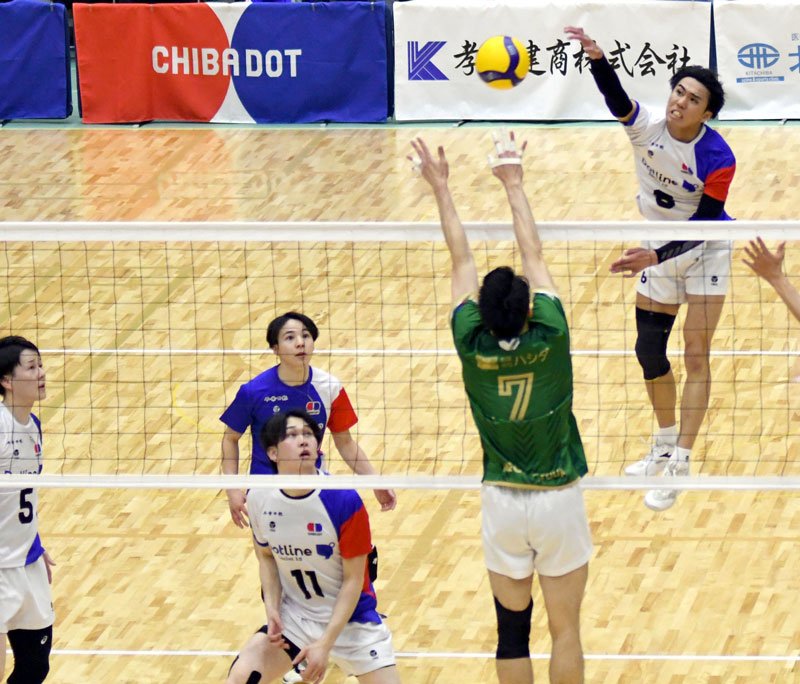 千葉－東京Ｖ　第３セット、スパイクを決める松下正（右）＝ＹｏｈａＳアリーナ