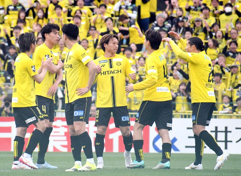 柏－水戸　前半、ＶＡＲの結果先制ゴールが認められ、祝福される柏・中川（右から３人目）＝三協Ｆ柏