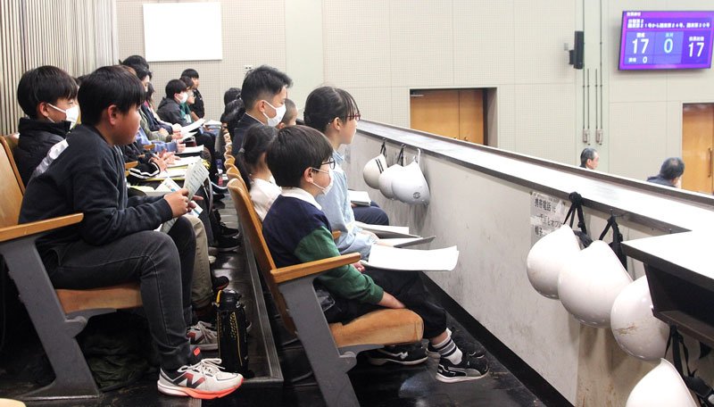 学校の名称を定める条例改正案の可決を見届ける児童ら＝２３日、館山市議会