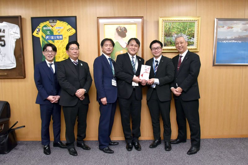 目録を持つ鶴岡教育長（右から３人目）と赤松副支店長（同２人目）ら＝千葉市役所