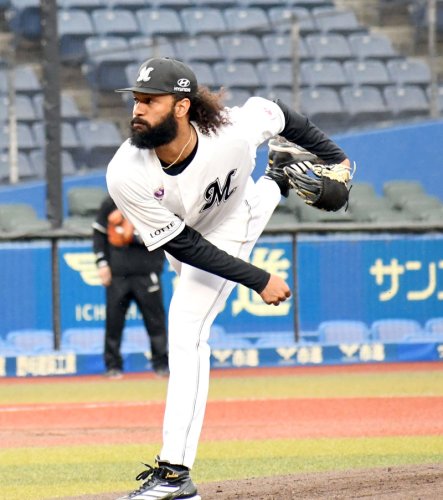 実戦形式の練習で打者相手に投球する千葉ロッテ・ジャクソン＝ＺＯＺＯマリン