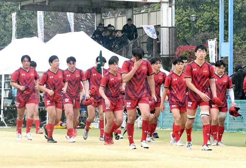 東海大大阪仰星に敗れ肩を落とす流通経大柏フィフティーン＝熊谷ラグビー場